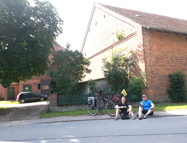 Auf der Strasse sitzend